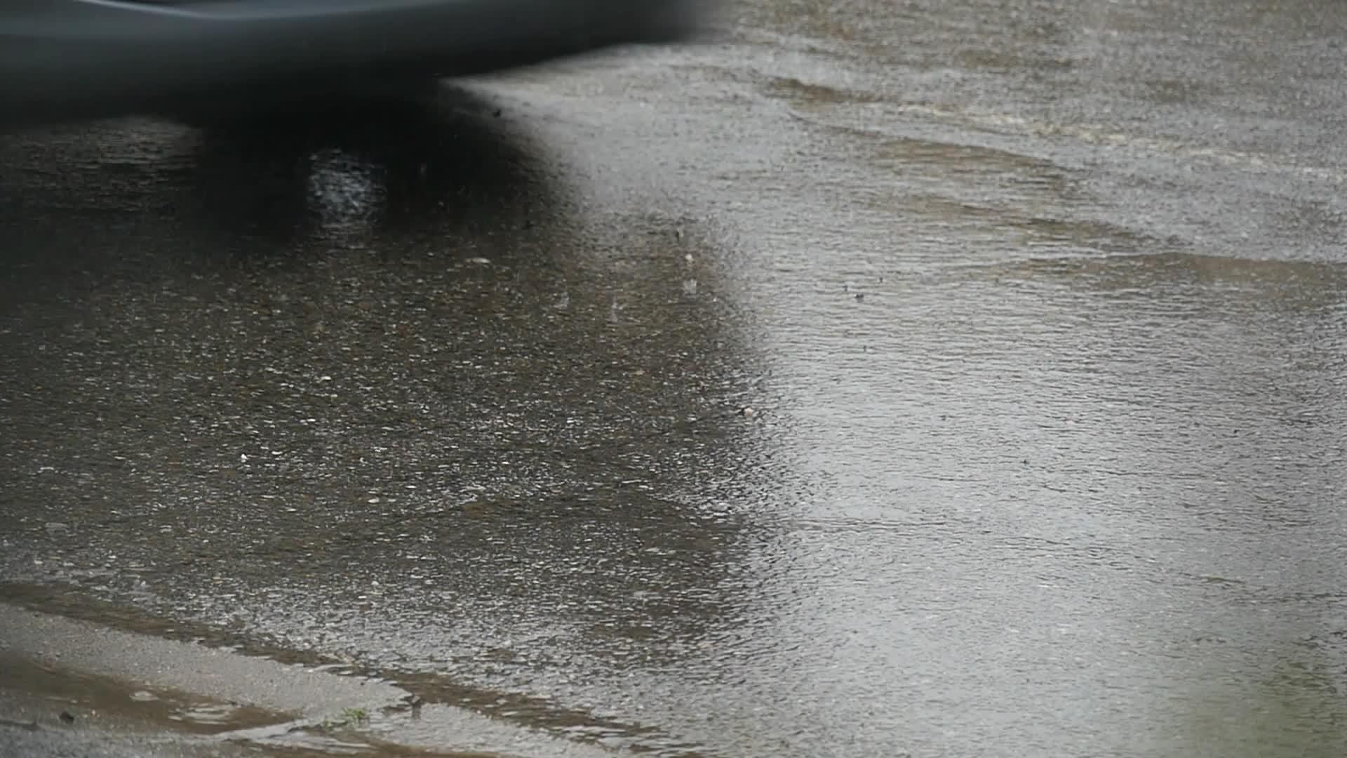 雨下时车在水坑里视频的预览图