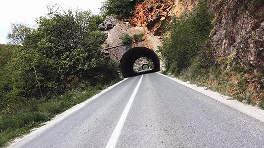 乡村山路上有两条第一视角车道的隧道视频的预览图