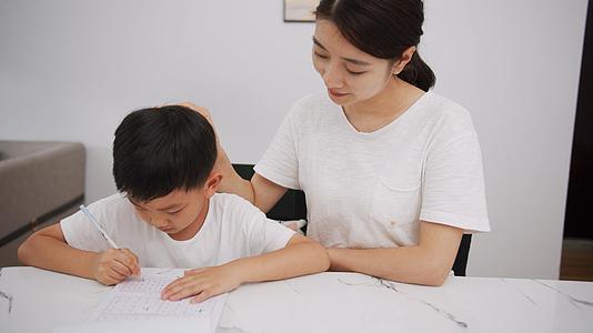 4k实拍妈妈监督调皮儿子学习写字视频的预览图