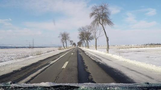 冬天在路上开车视频的预览图