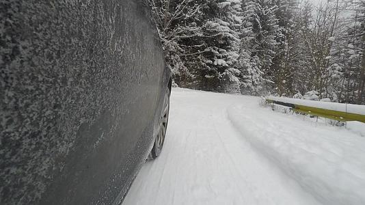 汽车在冬天穿过森林视频的预览图