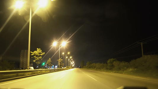高速公路夜间行驶第一视角视频的预览图