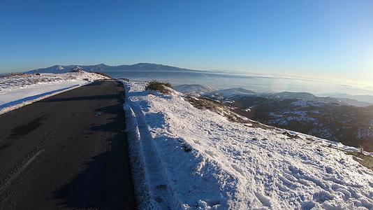 冬季高海拔山区沥青路视频的预览图