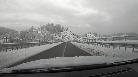 第一个视角是在冬天下雪的农村道路上开车视频的预览图