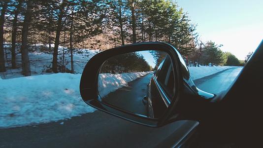 冬季沥青路侧面镜面汽车驱动器视频的预览图