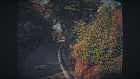 开车穿过蜿蜒的乡村道路视频的预览图