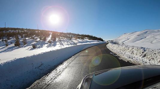从第一个角度来看在农村山路的雪地上开车视频的预览图