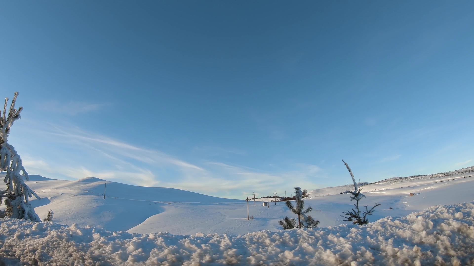 冬天的山路和雪边的汽车日出时令人惊叹视频的预览图