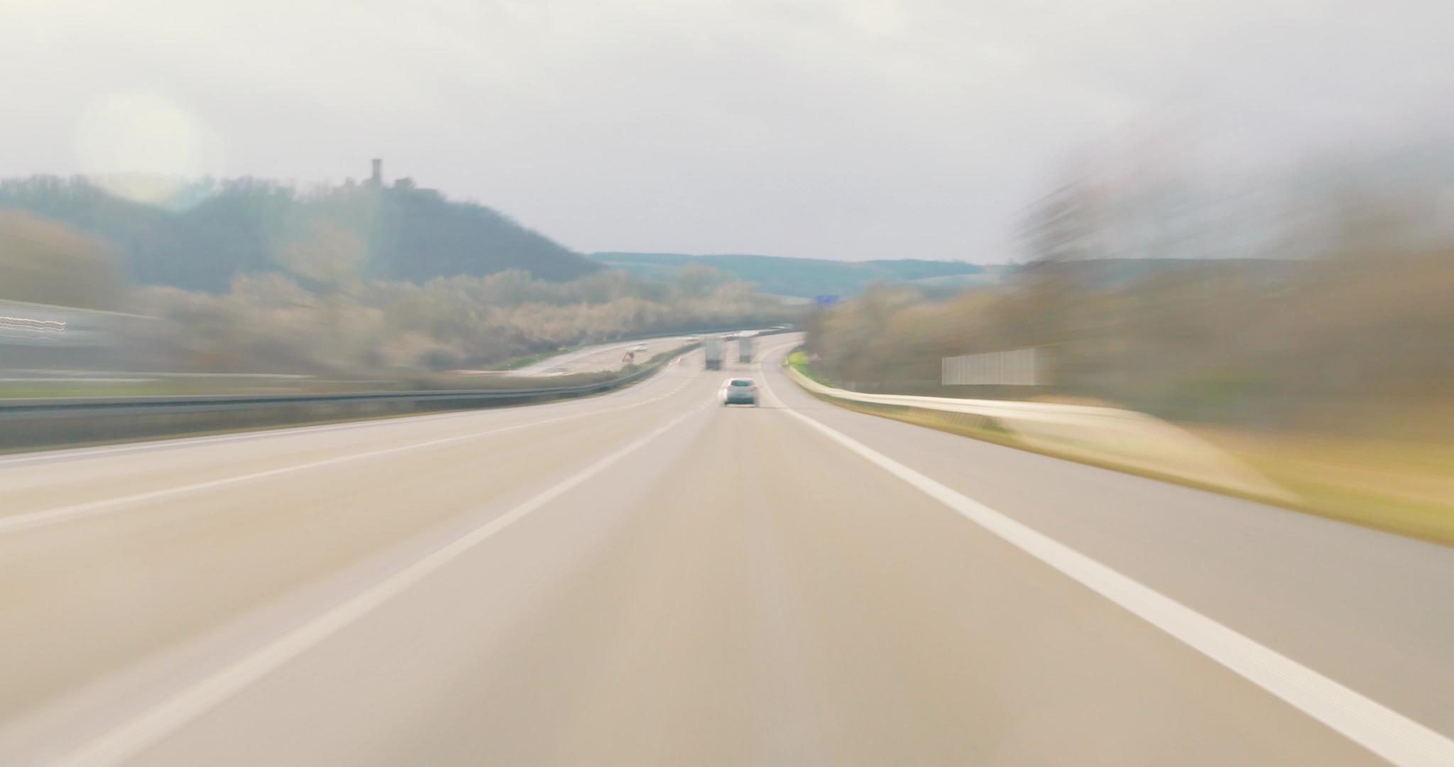 快速驶出城市高速公路视频的预览图