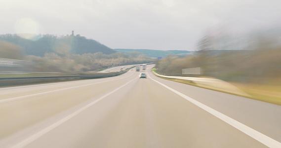 快速驶出城市高速公路视频的预览图
