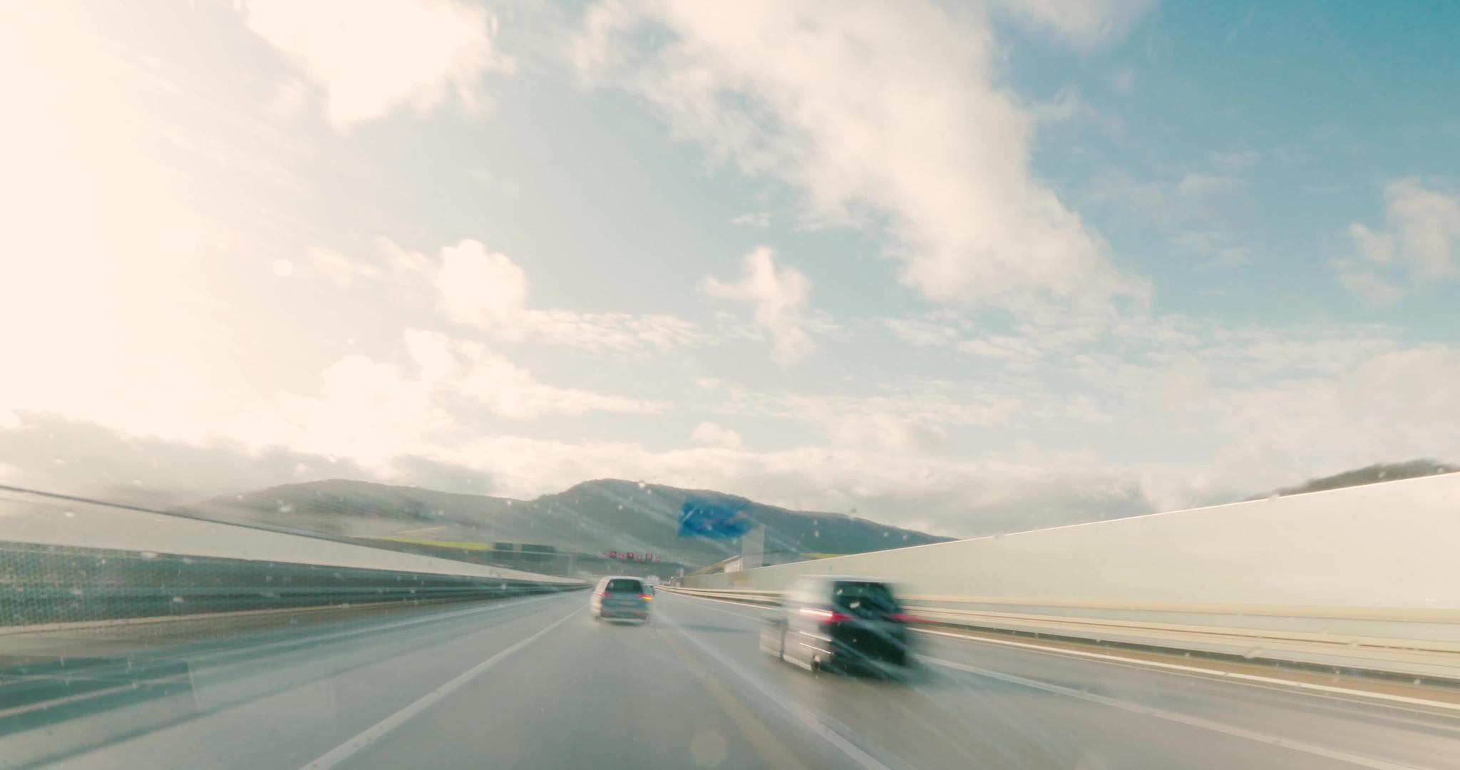快速运动的农村公路车速视频的预览图