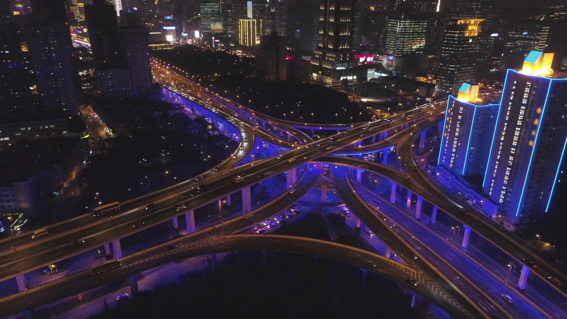 上海照明的高架立交桥上海鸟瞰相机正在夜间平移视频的预览图