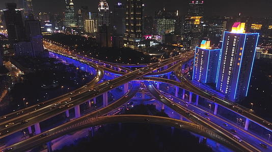 晚上蓝色照明的高架立交桥上海鸟瞰无人机视频的预览图