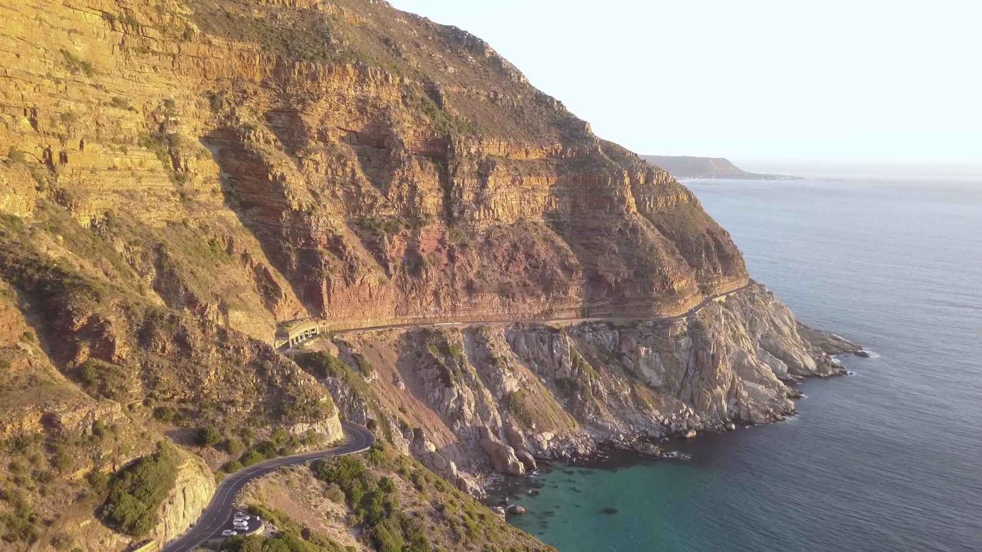 沿海公路的快速空中航向视频的预览图