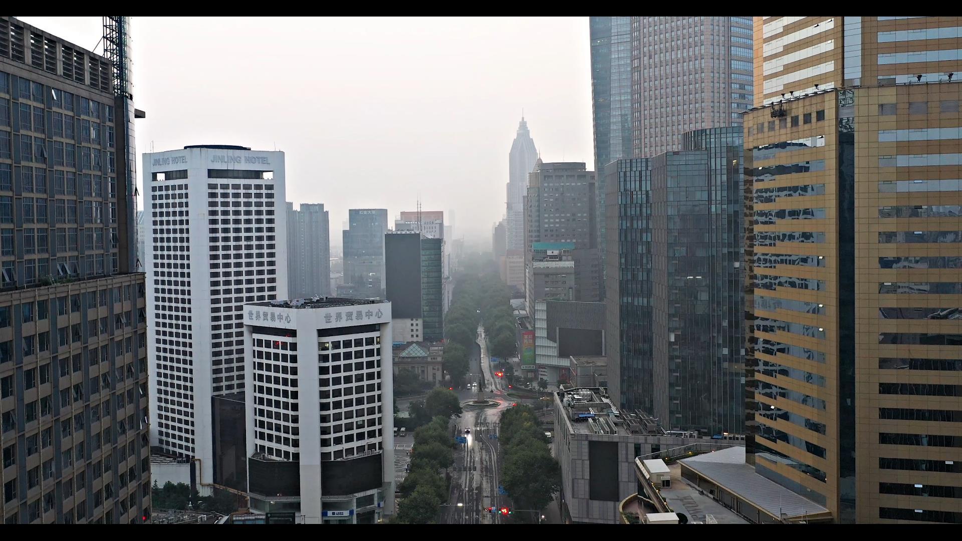 南京新街口CBD清晨低空航拍4K视频的预览图