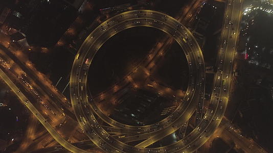 夜间圆形照明高架南浦公路上海空中垂直视图无人机视频的预览图