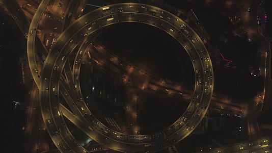 夜间螺旋照明高架南浦公路上海空中垂直视图无人机视频的预览图