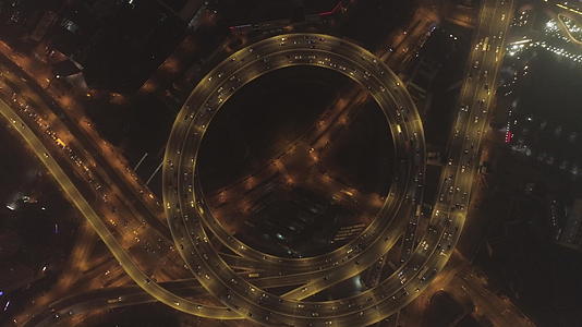 夜间圆形照明高架南浦公路上海空中垂直视图无人机视频的预览图