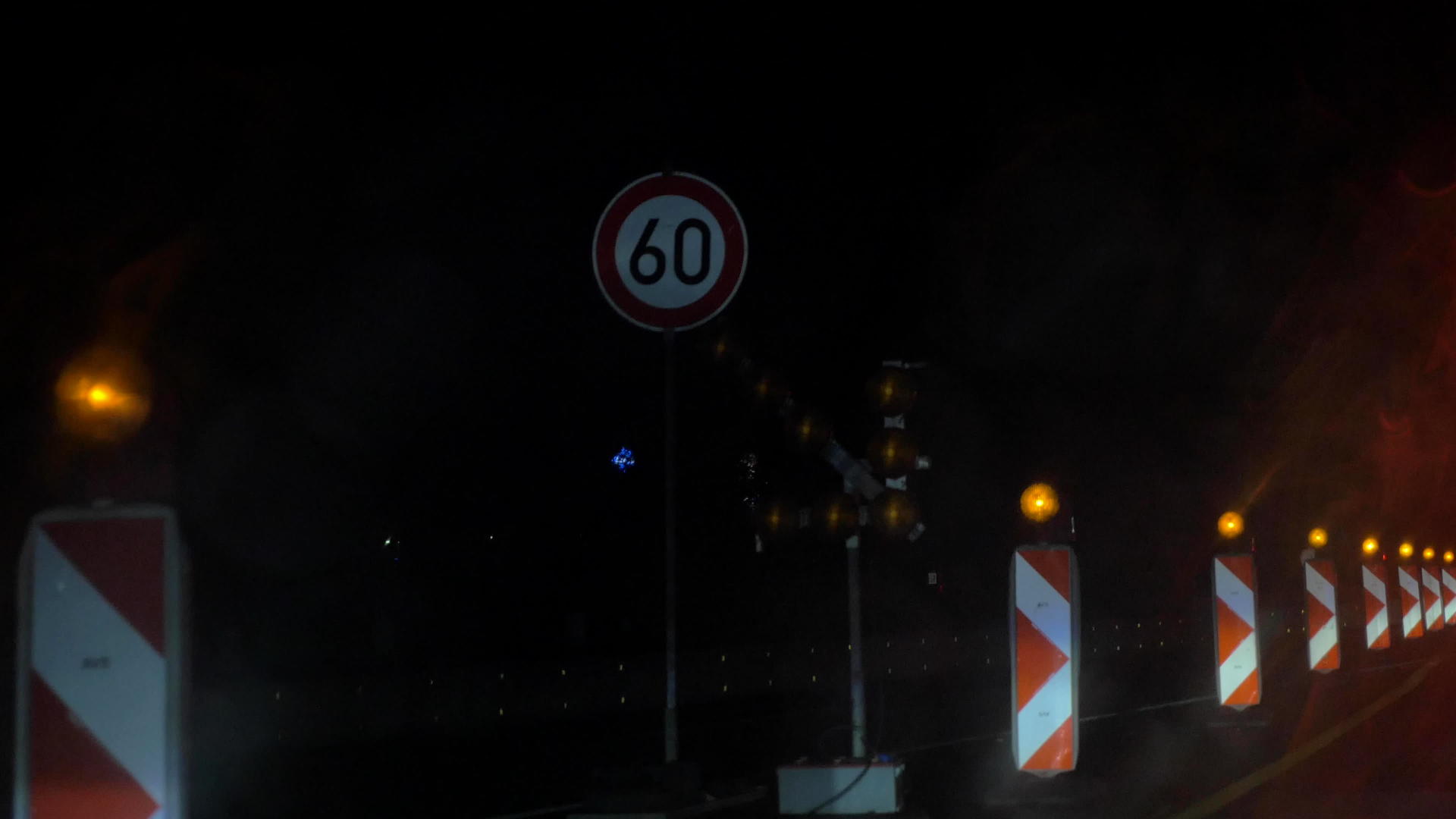 夜间闪亮的公路标志建在高速公路上视频的预览图