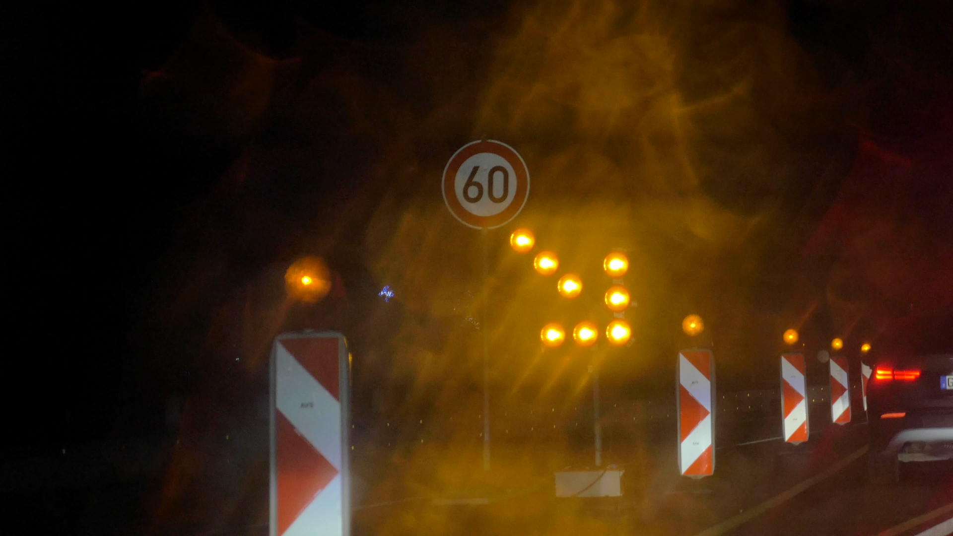 夜间闪亮的公路标志建在高速公路上视频的预览图