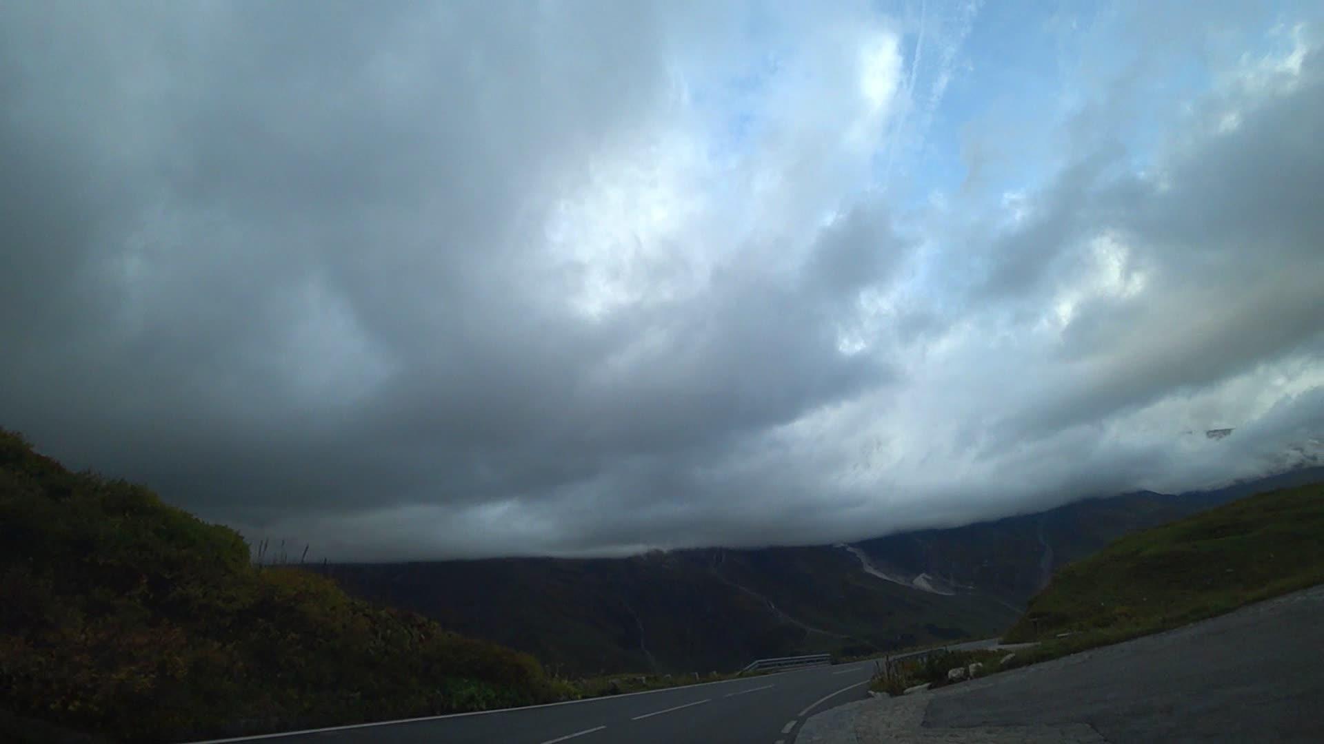 一辆汽车沿着奥斯特里亚的山路行驶视频的预览图