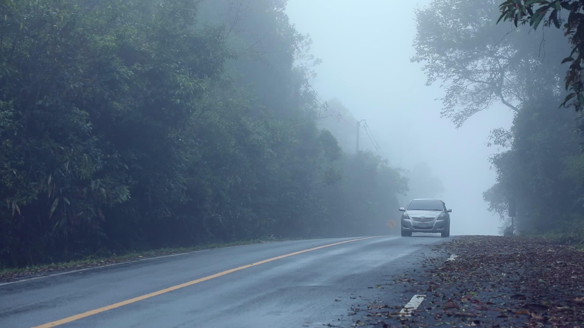 吉昂迈泰兰浓雾山路视频的预览图
