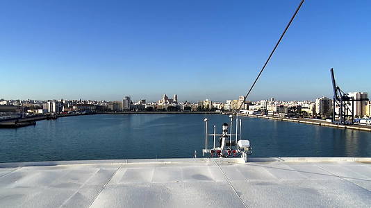 游轮进入港口时被子弹击中Cadiz港口视频的预览图