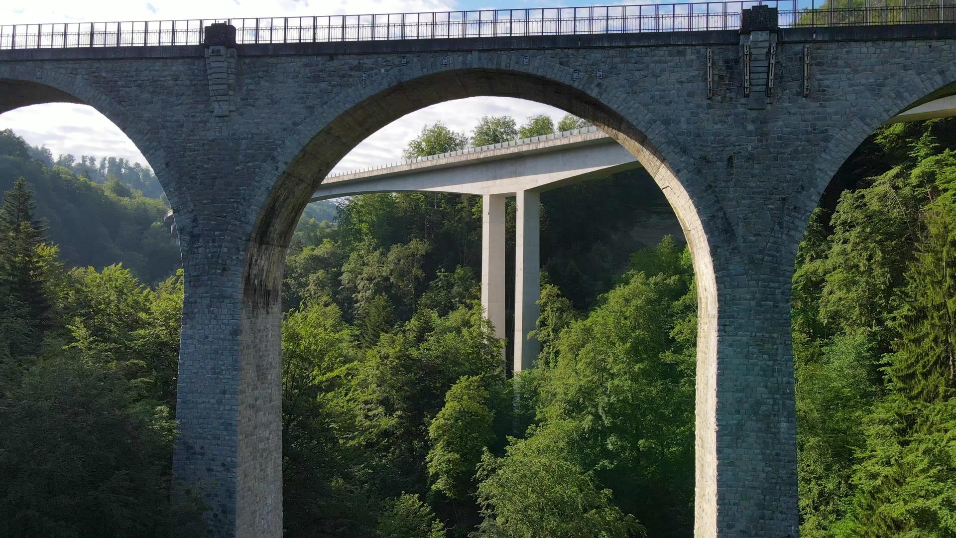 位于斯维兹兰洛泽河上的桥梁视频的预览图
