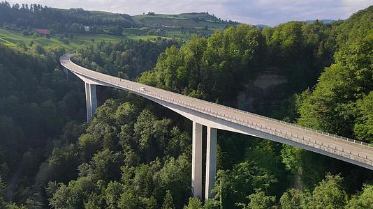 在ZugSwishzerland洛氏河上的两座桥梁视频的预览图