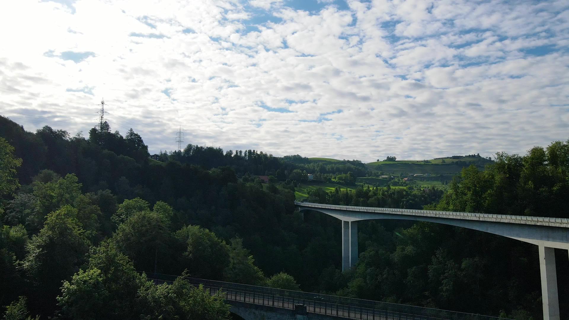 位于斯维兹兰洛泽河上的两座桥梁视频的预览图