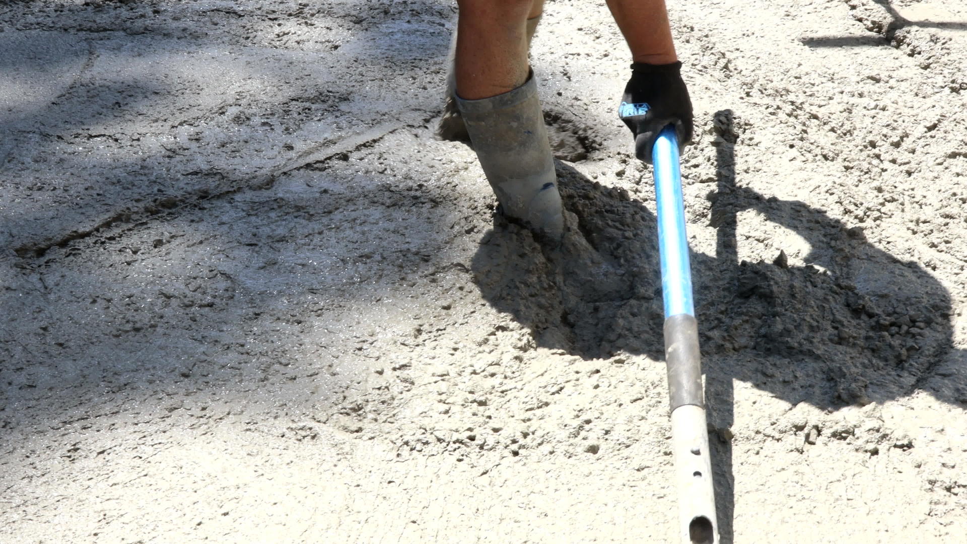 在混凝土工程中水泥和砾石工人使用手推车作为人行道视频的预览图