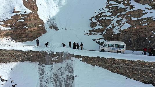 一群旅行者清除路障从危险路口的石膏中清除积雪视频的预览图