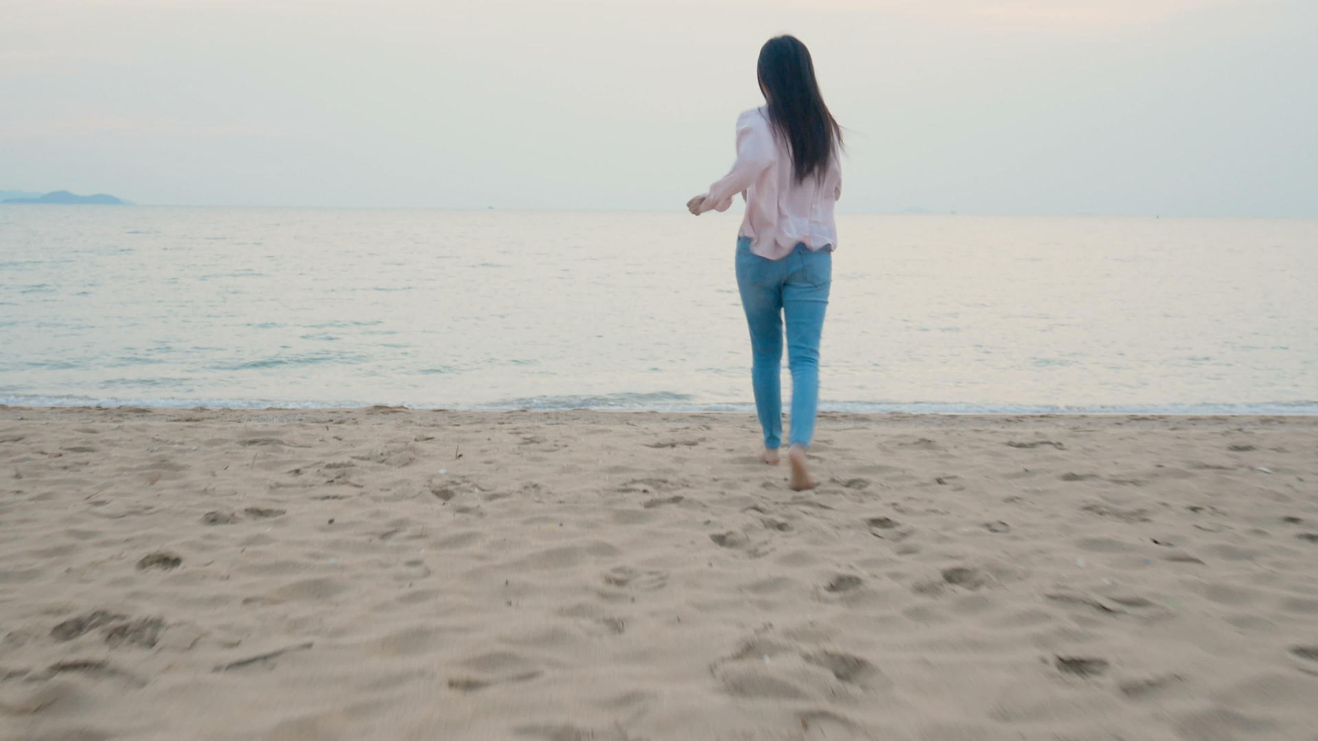 4K快乐的女人在热带海滩享受暑假赤脚奔向大海充满幸福视频的预览图
