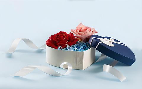 情人节爱情礼盒缎带粉红玫瑰在浅蓝上视频的预览图