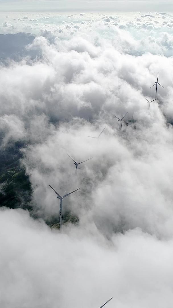 河源缺牙山云海中的风力发电机视频的预览图