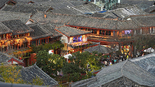 航拍云南旅游5A级景区丽江古城夜景商业街人流4k素材视频的预览图