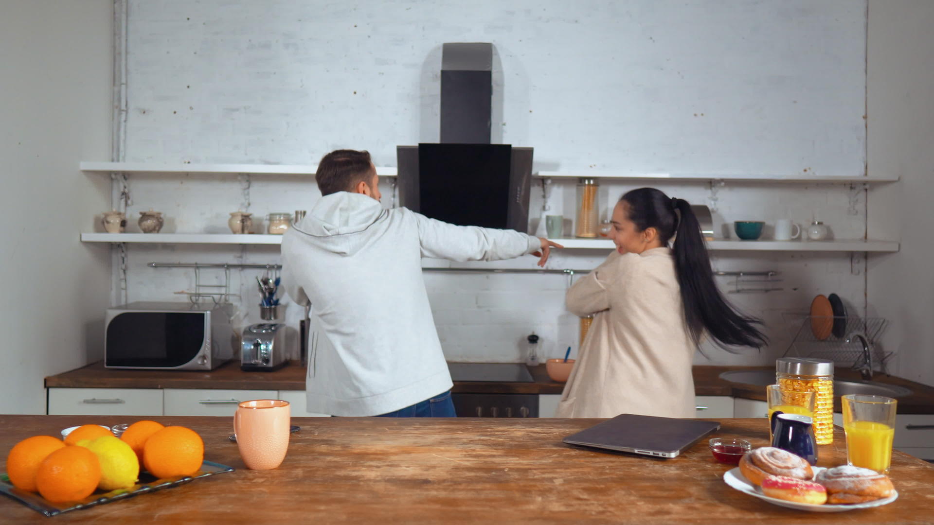 年轻夫妇在厨房里一起跳舞视频的预览图