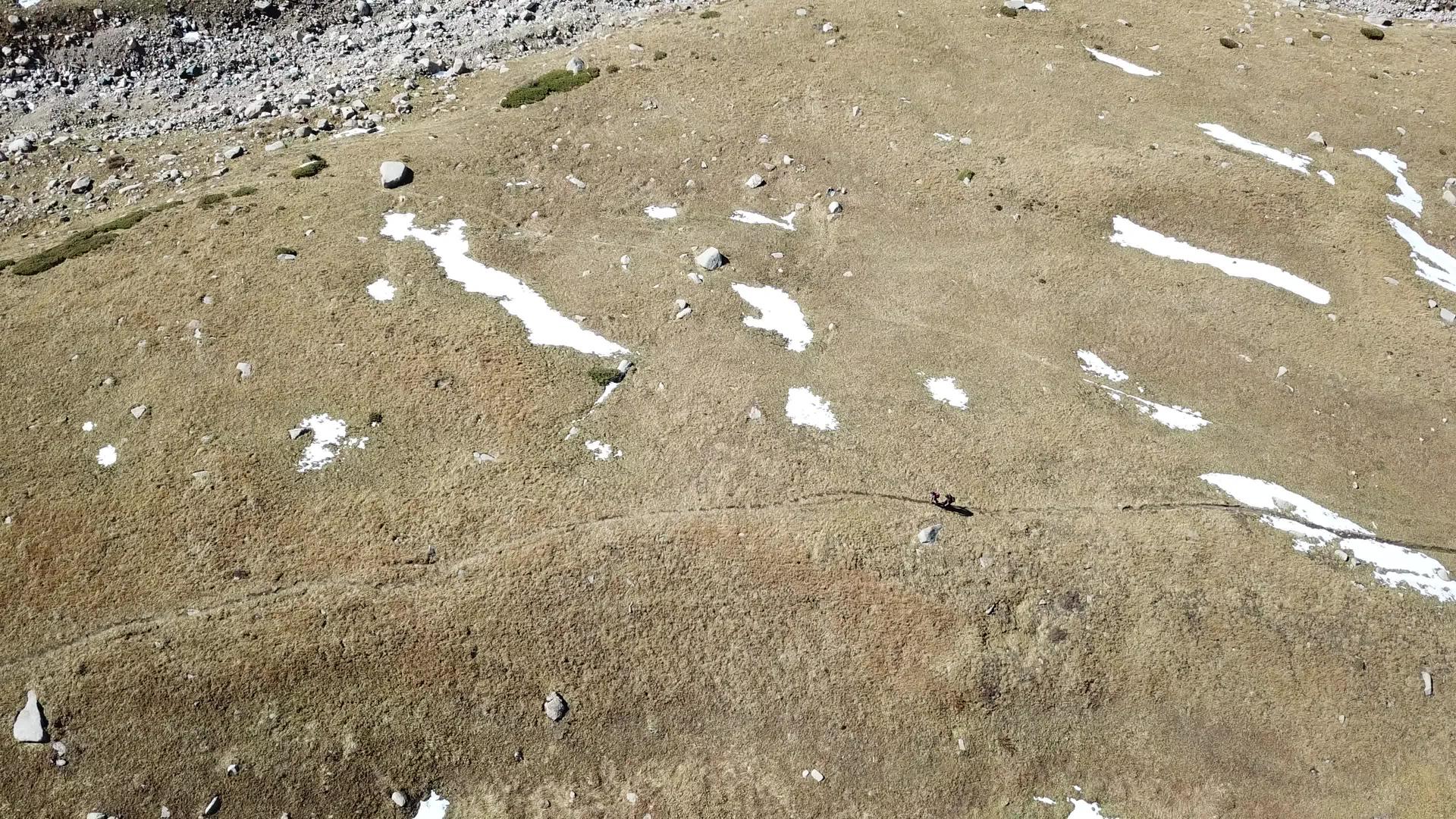 那伙人在山上走了一条小路视频的预览图