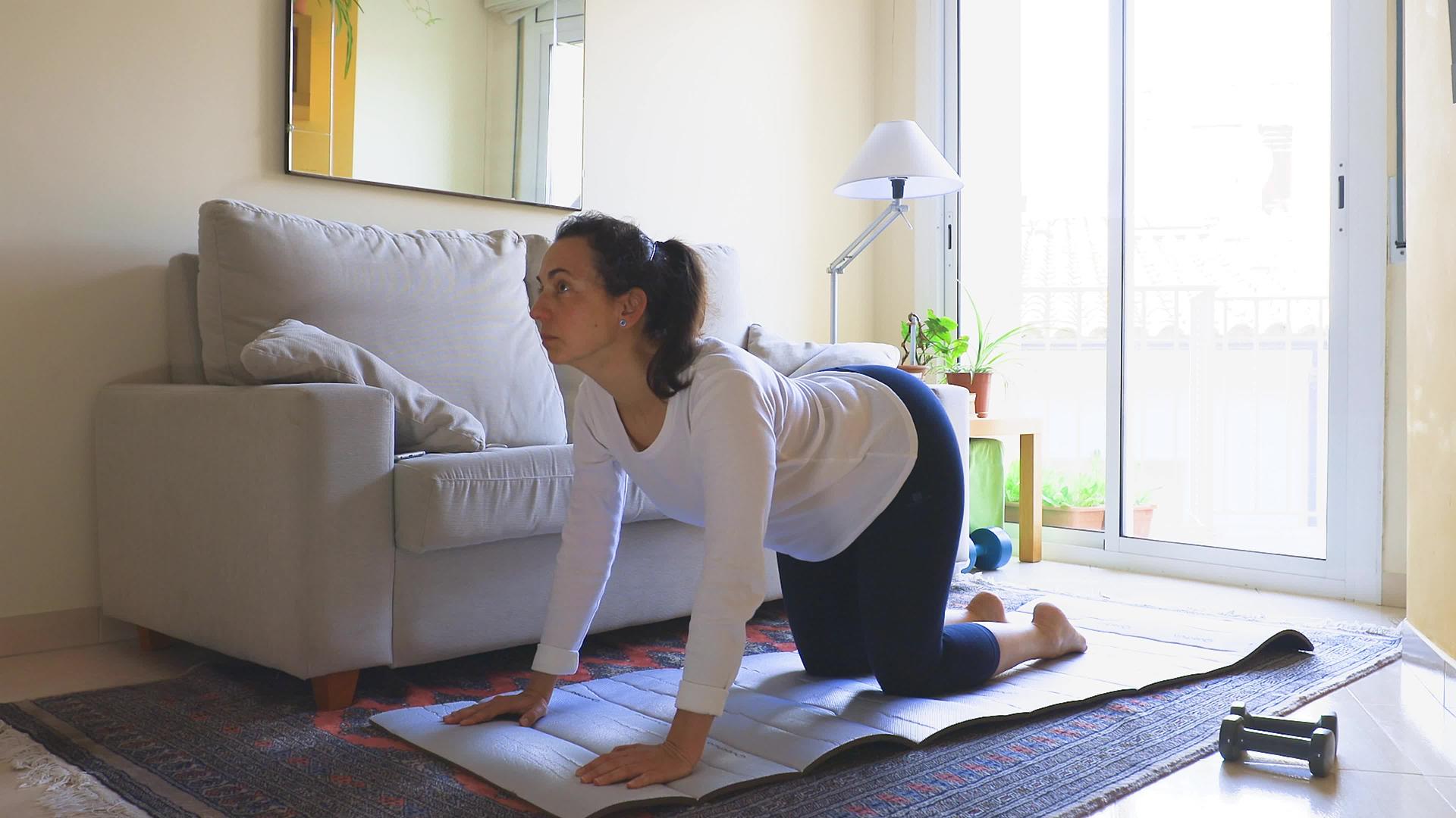 年轻女性在家做瑜伽肖像视频的预览图