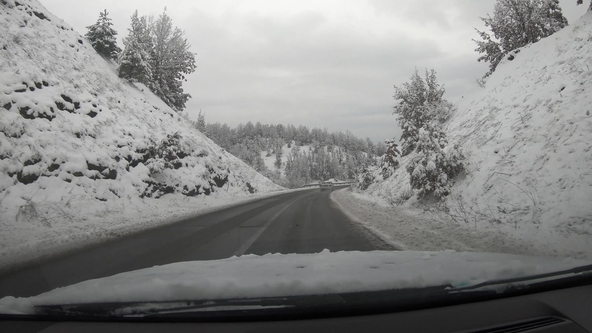 在铺着雪的街道上行驶时拍摄的景点视频的预览图