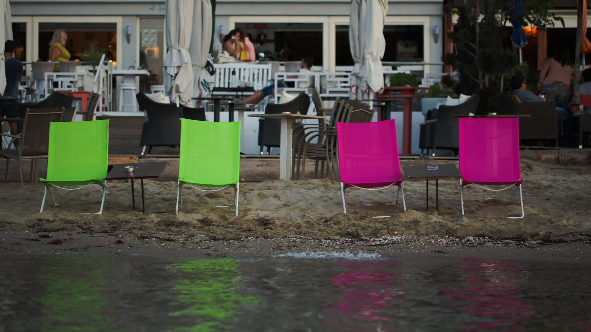 空茶窗海滩和户外咖啡馆视频的预览图