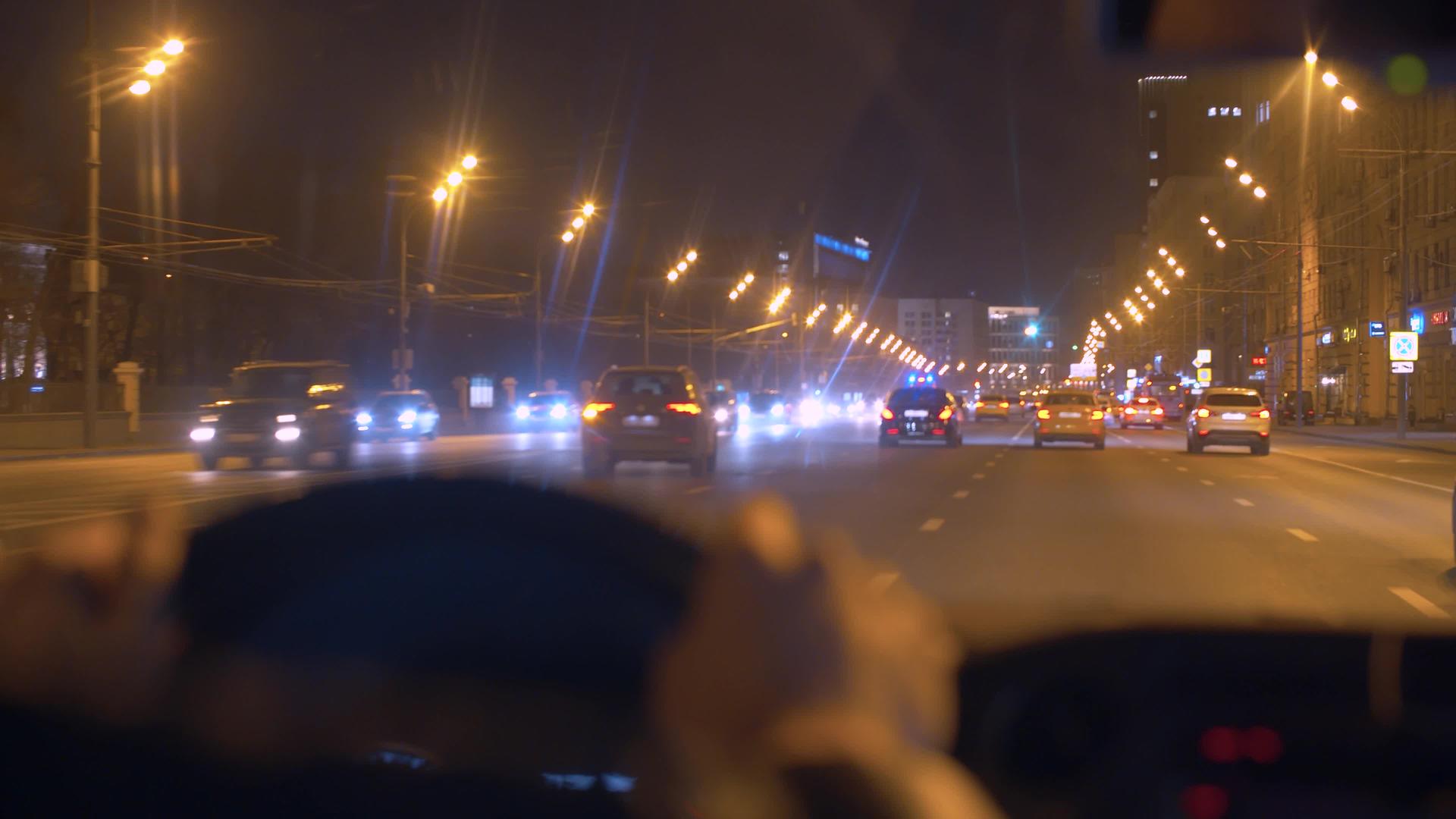 夜市街道穿过挡风玻璃视频的预览图