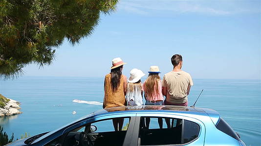 夏季汽车旅行和度假的年轻家庭视频的预览图