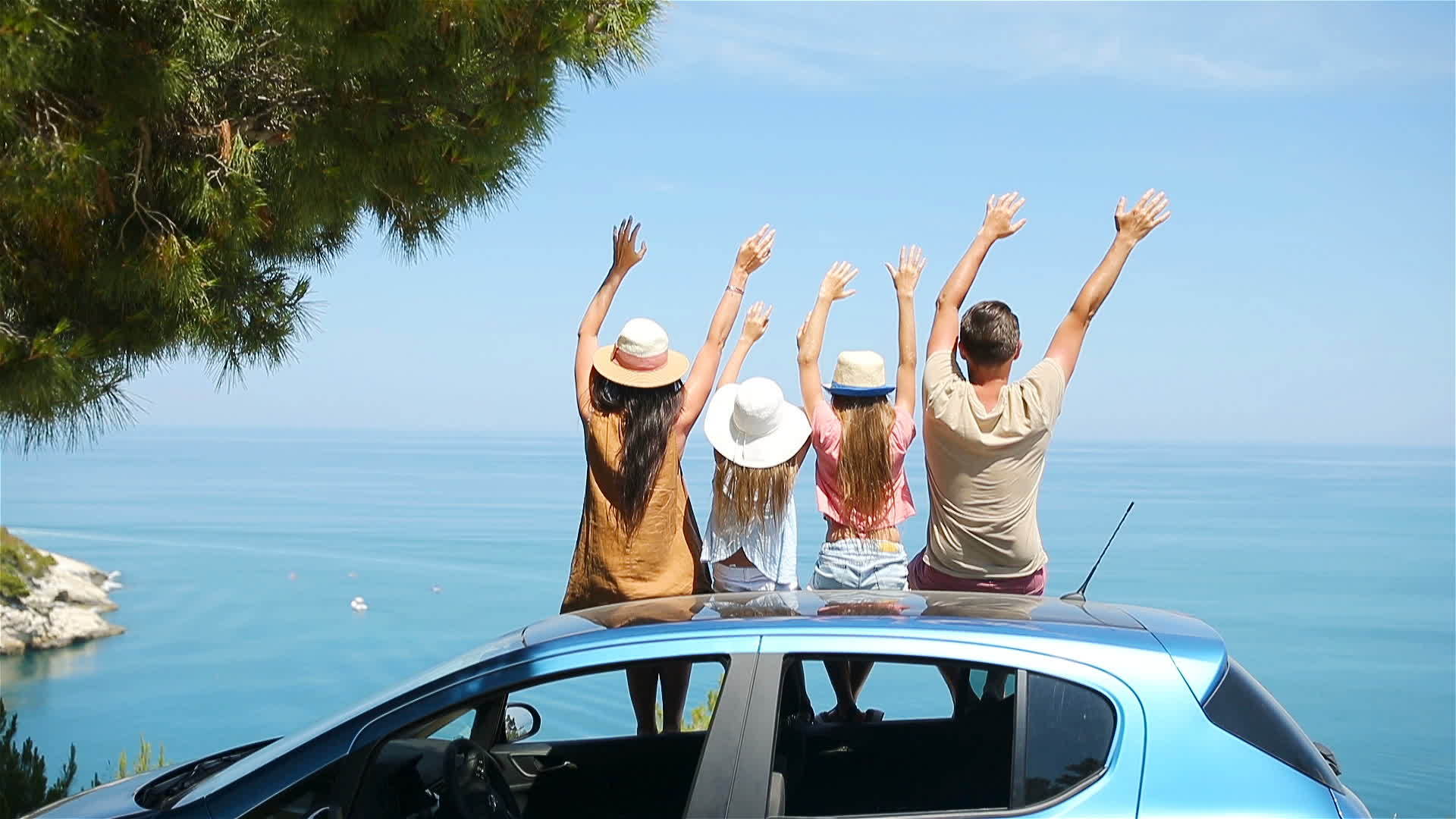 夏季汽车旅行和度假的年轻家庭视频的预览图
