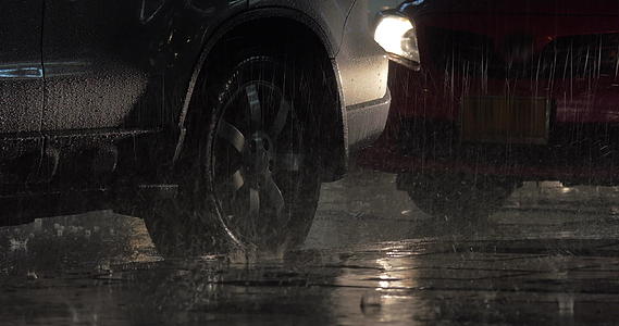 汽车晚上在雨中停车视频的预览图