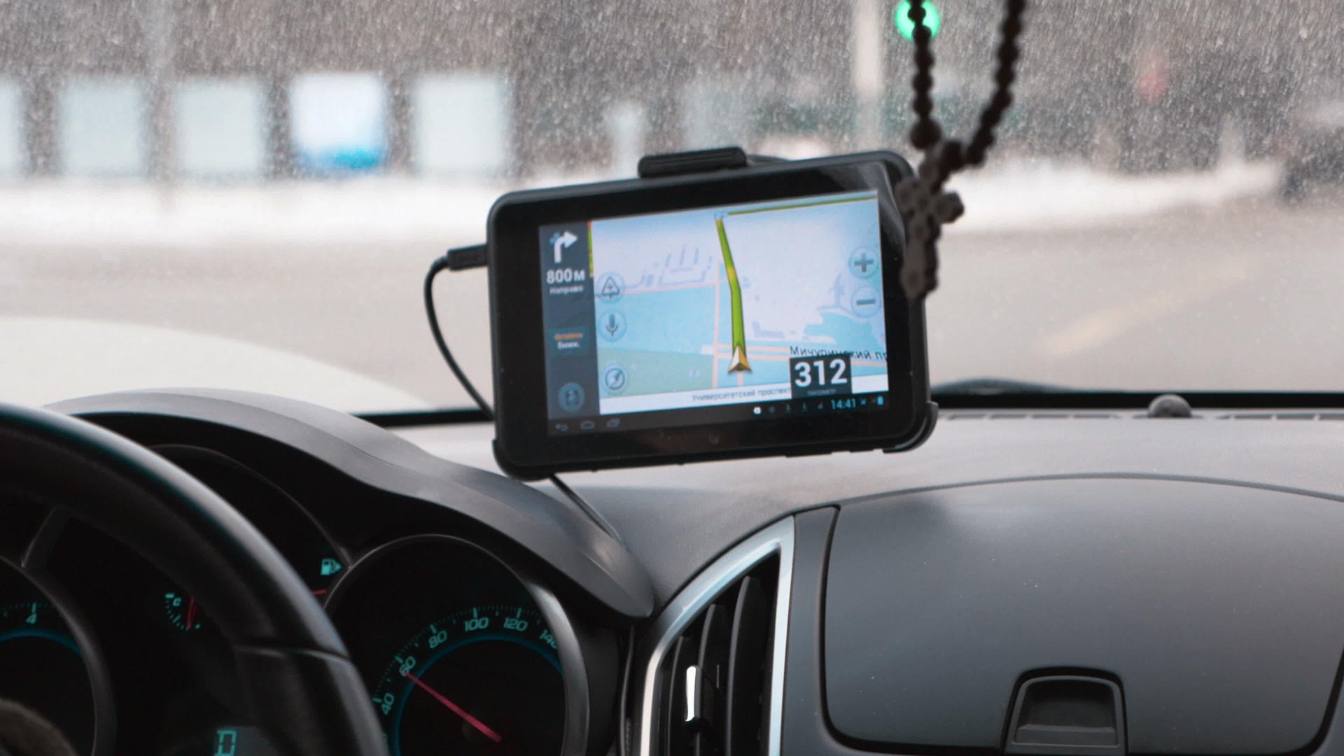 在仪表板上使用GPS设备驾驶汽车视频的预览图