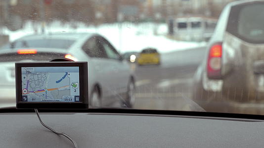 使用GPS设备便于在城市旅行视频的预览图