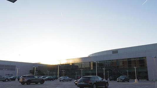 机场停车场和清空天空视频的预览图