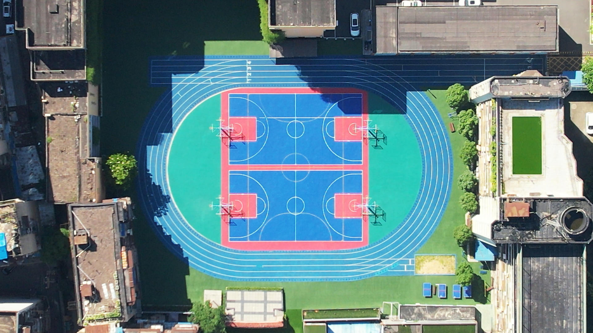 航拍高考日学校校园空无一人的篮球场4k素材视频的预览图