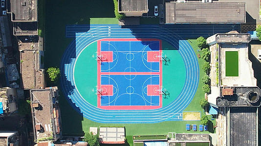 航拍高考日学校校园空无一人的篮球场4k素材视频的预览图